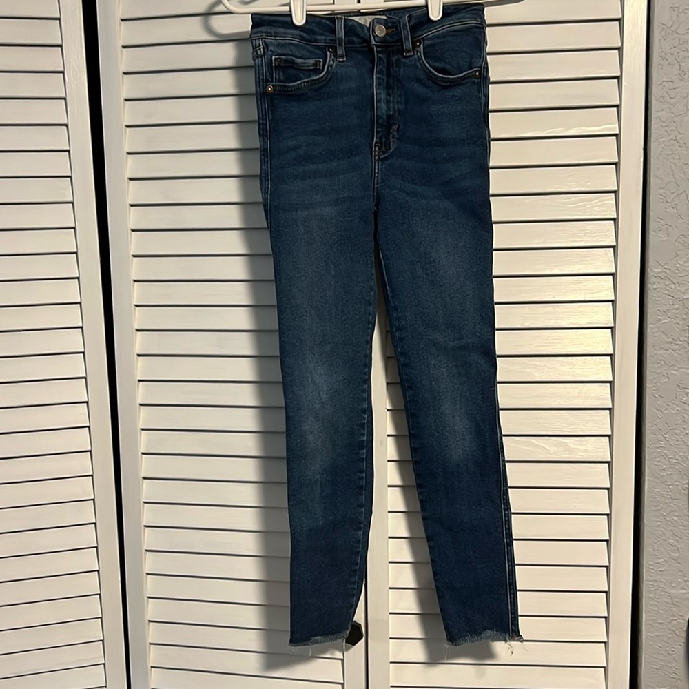 Free people Women’s skinny jeans Blue Raw. Excellent condition.‎ Size 27